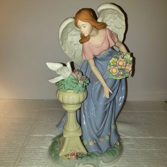 12" Porcelain Angel Hand-painted 2006 Holiday Collection Members Mark - Picture 1 of 13